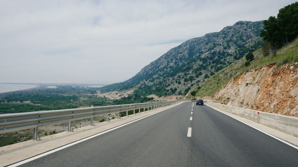 Bergweg langs de kust bij Shëngjin