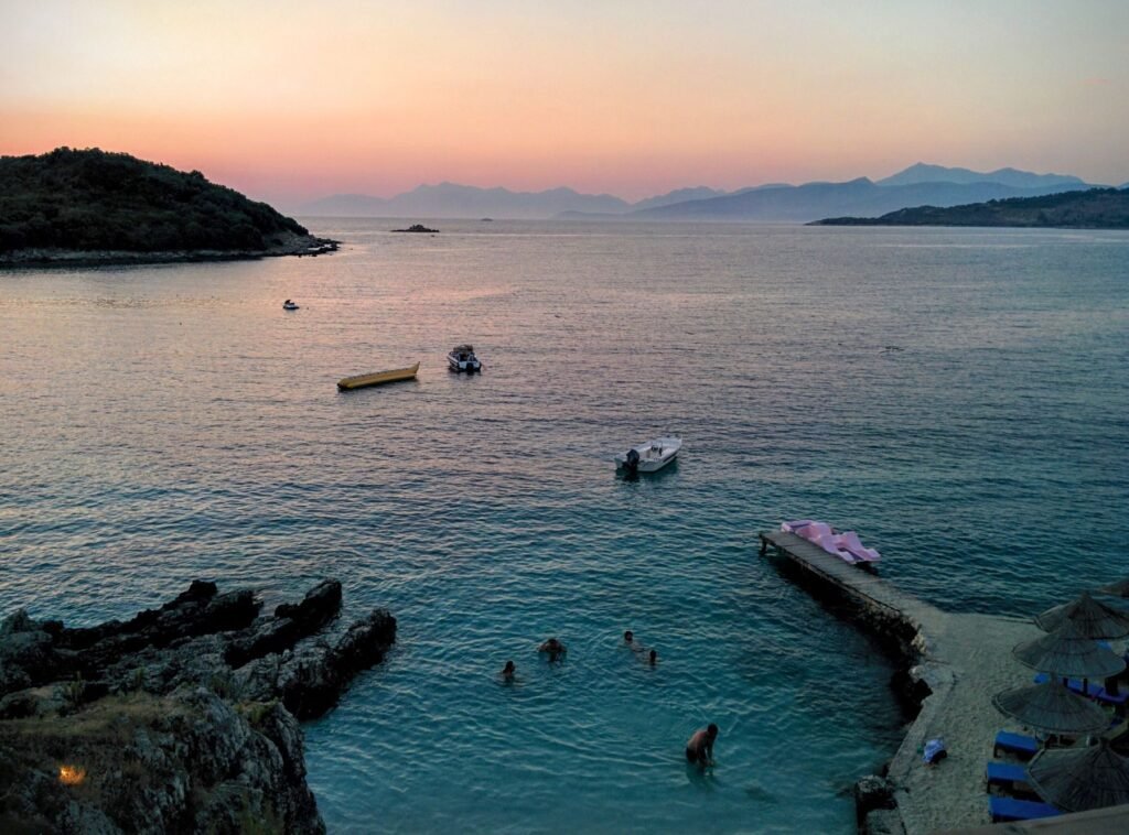 Zonsondergang boven het strand van Ksamil