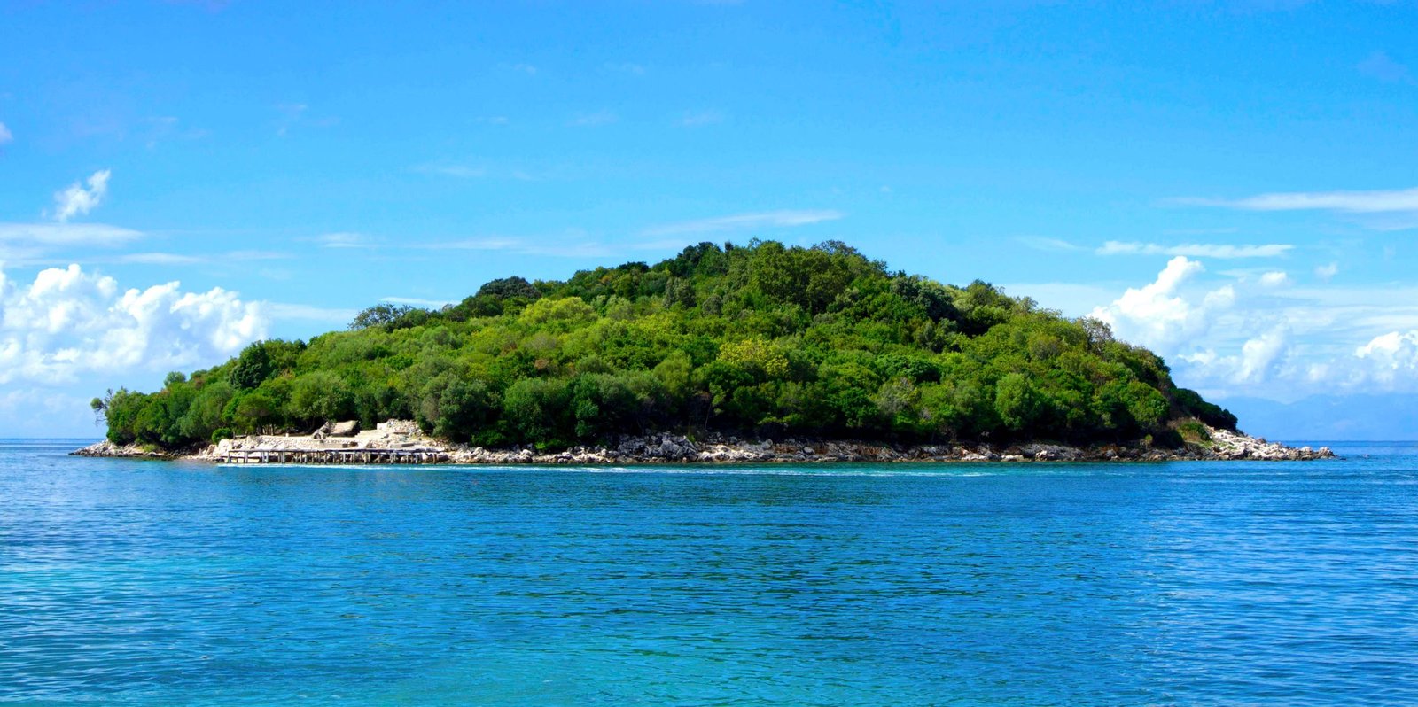 Groen eilandje in de zee bij Ksamil