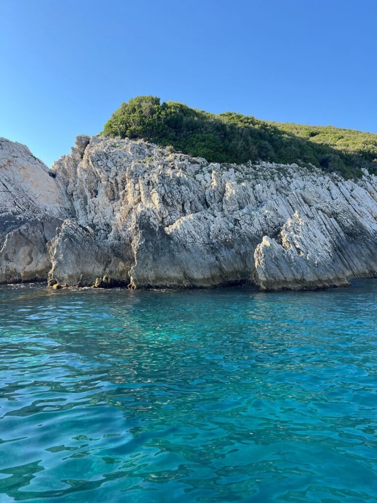 Rotsen en turquoise water bij Ksamil