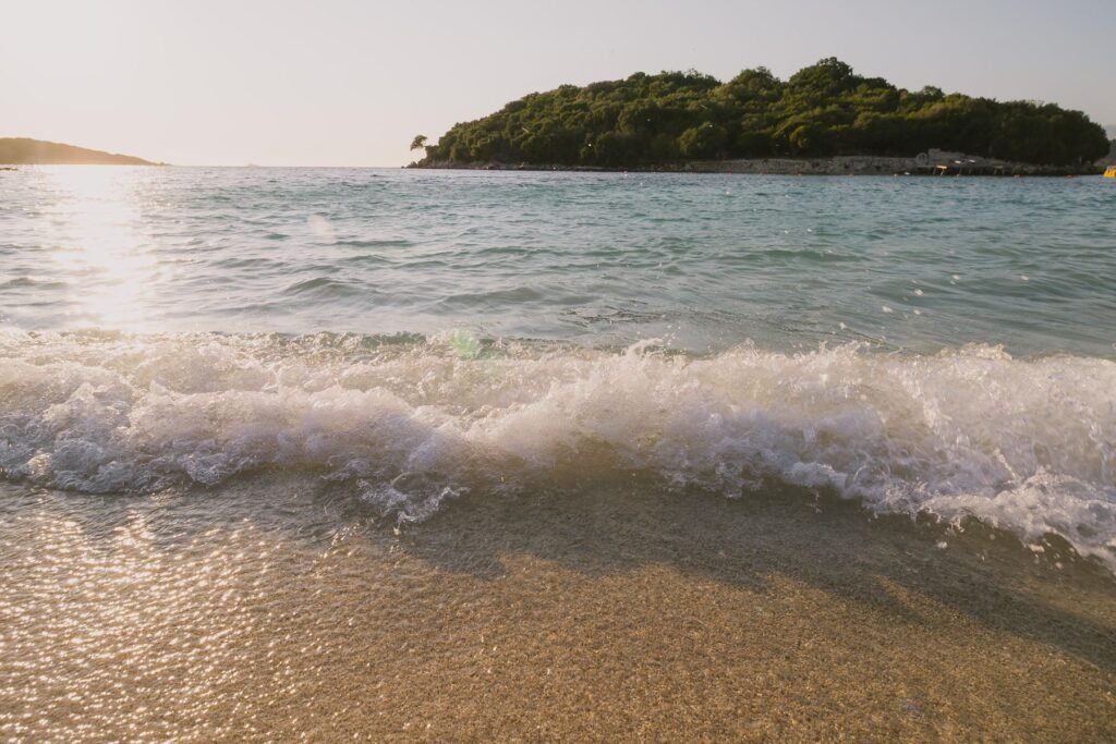 Strand van Ksamil bij zonsondergang