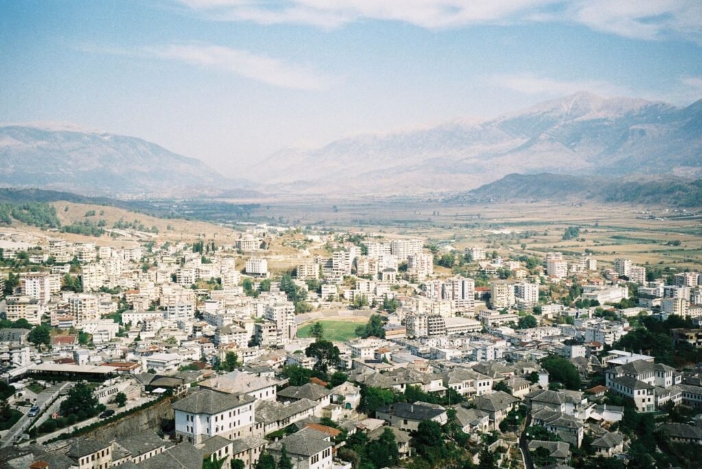 Gjirokastër met de vallei en bergen erachter