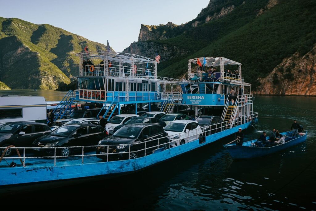 Autoveerboot op het Koman-meer