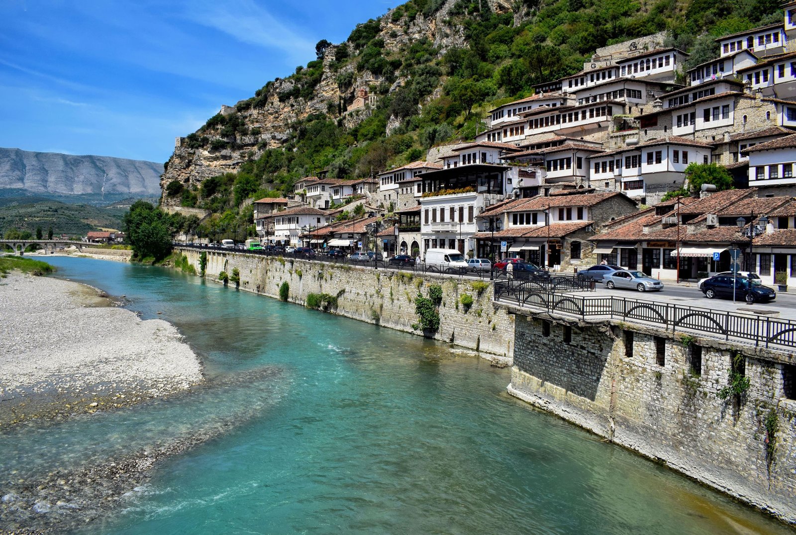 Berat langs de rivier de Osum