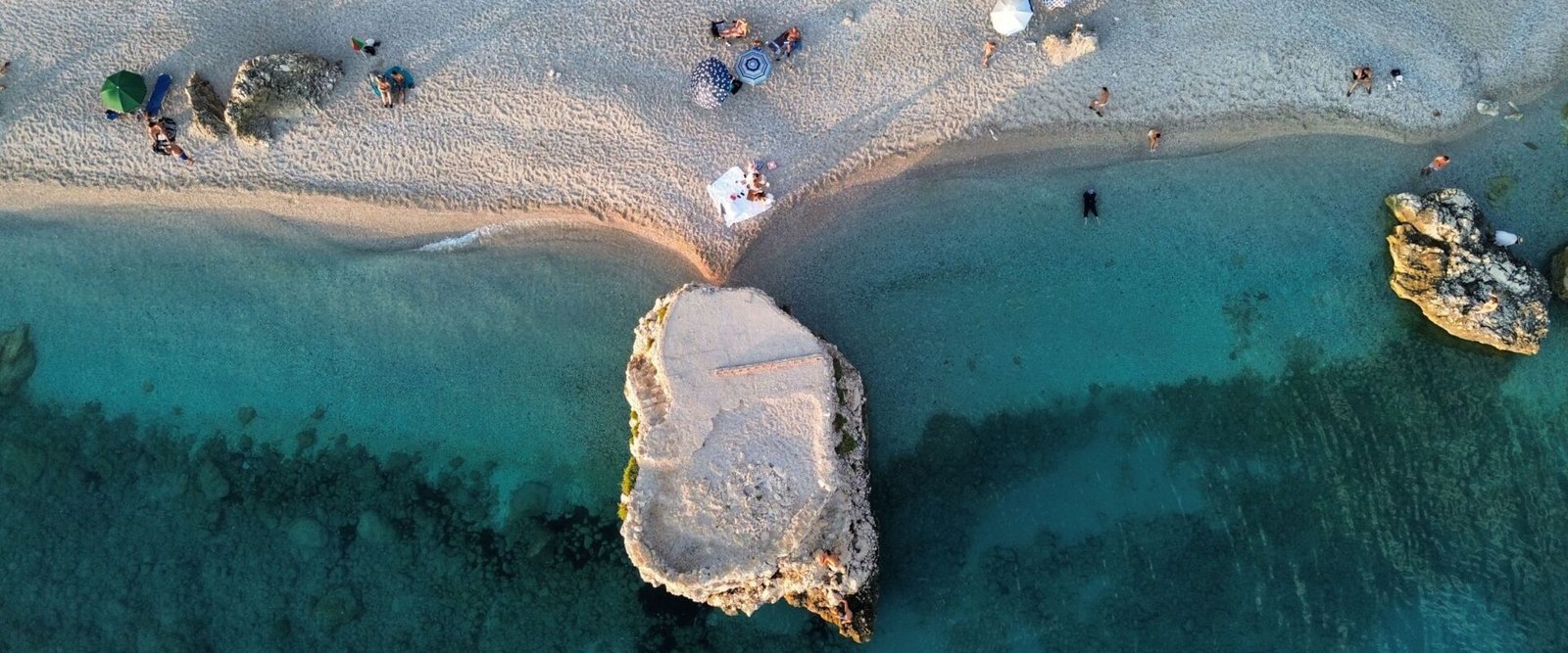 Luchtfoto van een Albanees strand