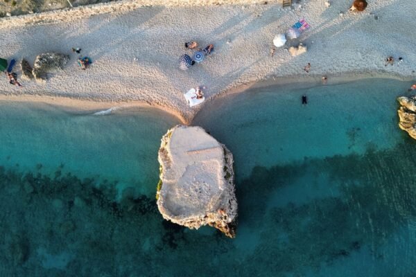 Luchtfoto van een Albanees strand
