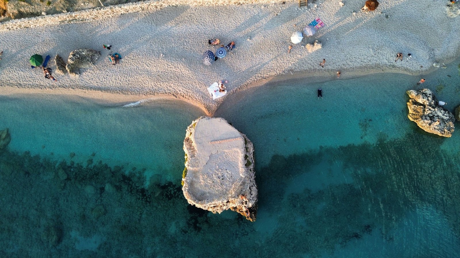 Beste reistijd voor Albanië: het weer per maand aan de kust en in de bergen