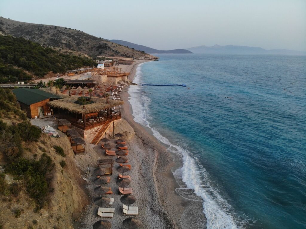 Luchtfoto van een strand aan de Albanese kust