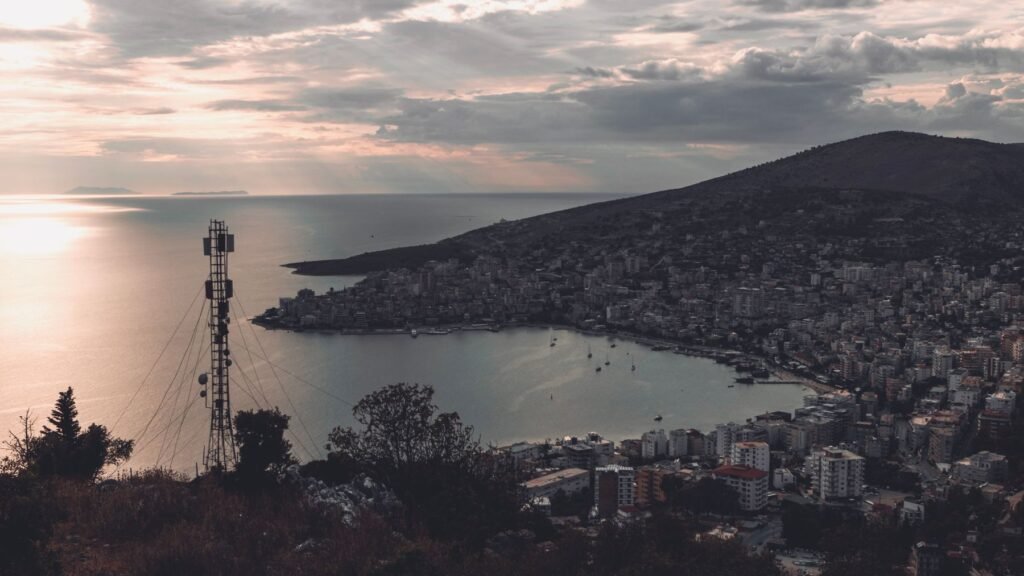 Sarandë en de kust in de schemering