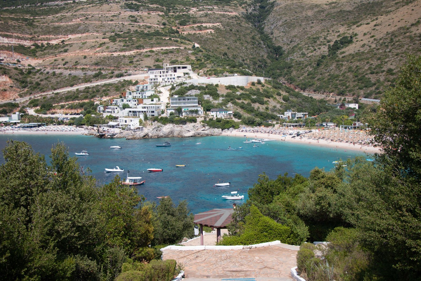 Baai van Jalë met boten