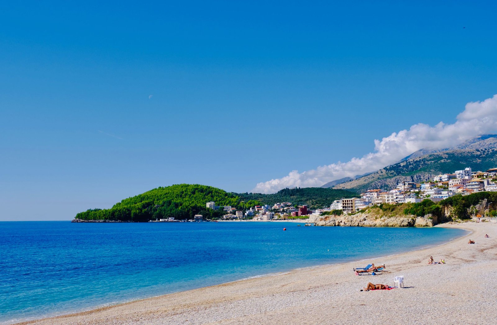 Strand van Himarë aan de Albanese Rivièra