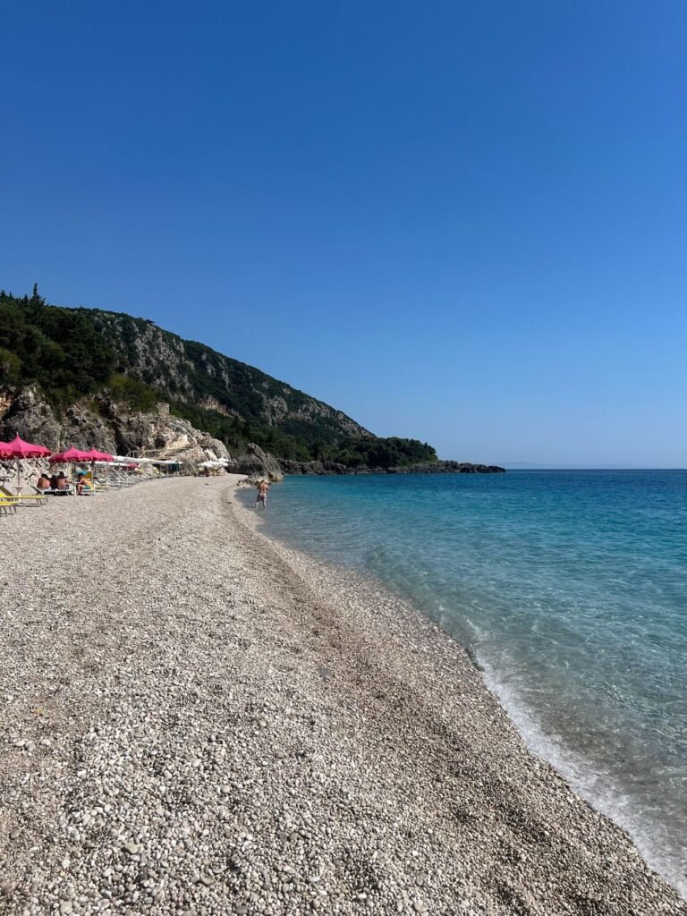 Strand van Himarë op een zonnige dag