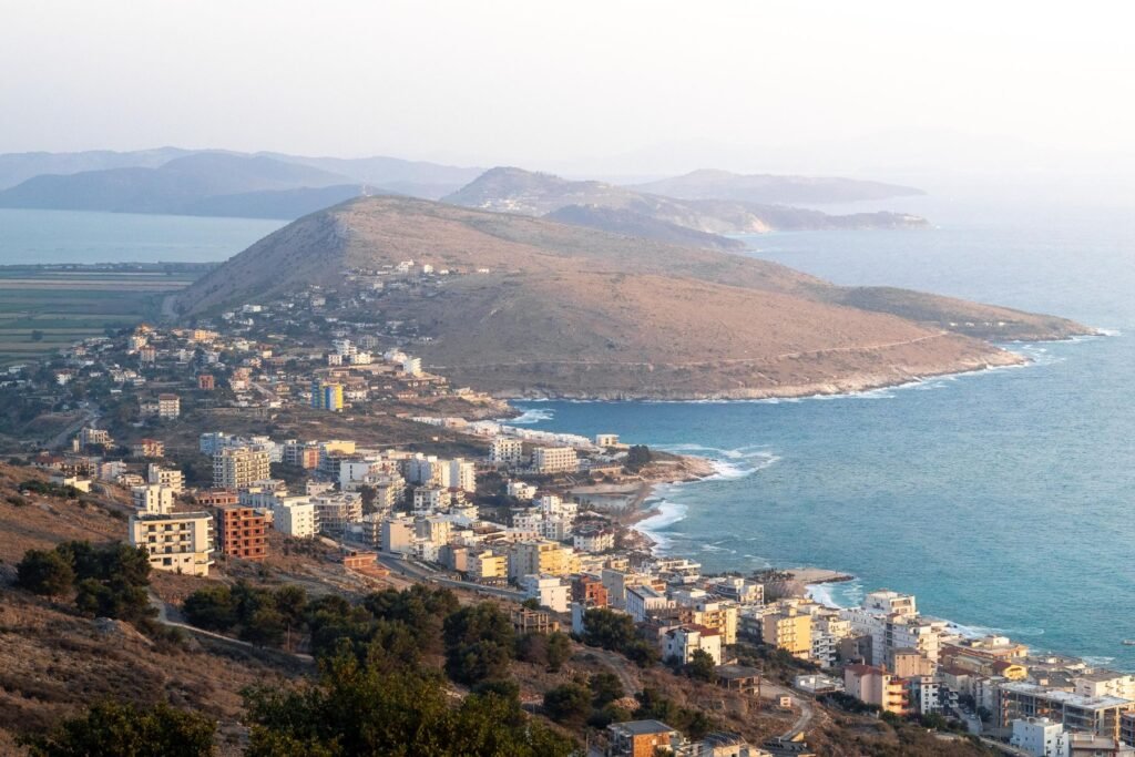 Uitzicht over de kust van Sarandë