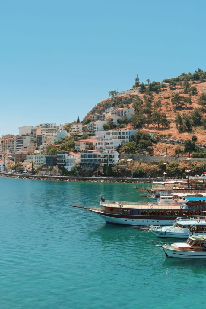 Boten in de haven van Sarandë