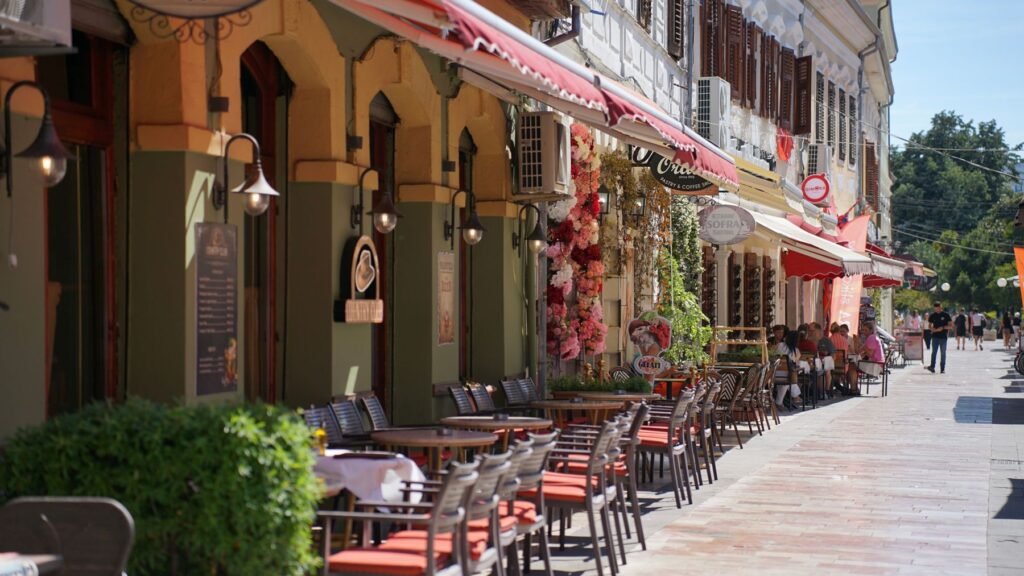 Terrassen in een straat in Shkodër