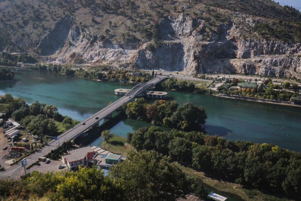 Brug over de rivier bij Shkodër