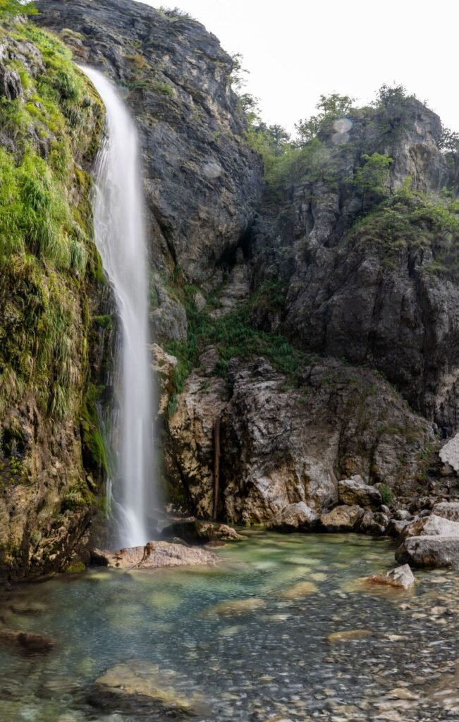 Waterval van een rotswand bij Theth