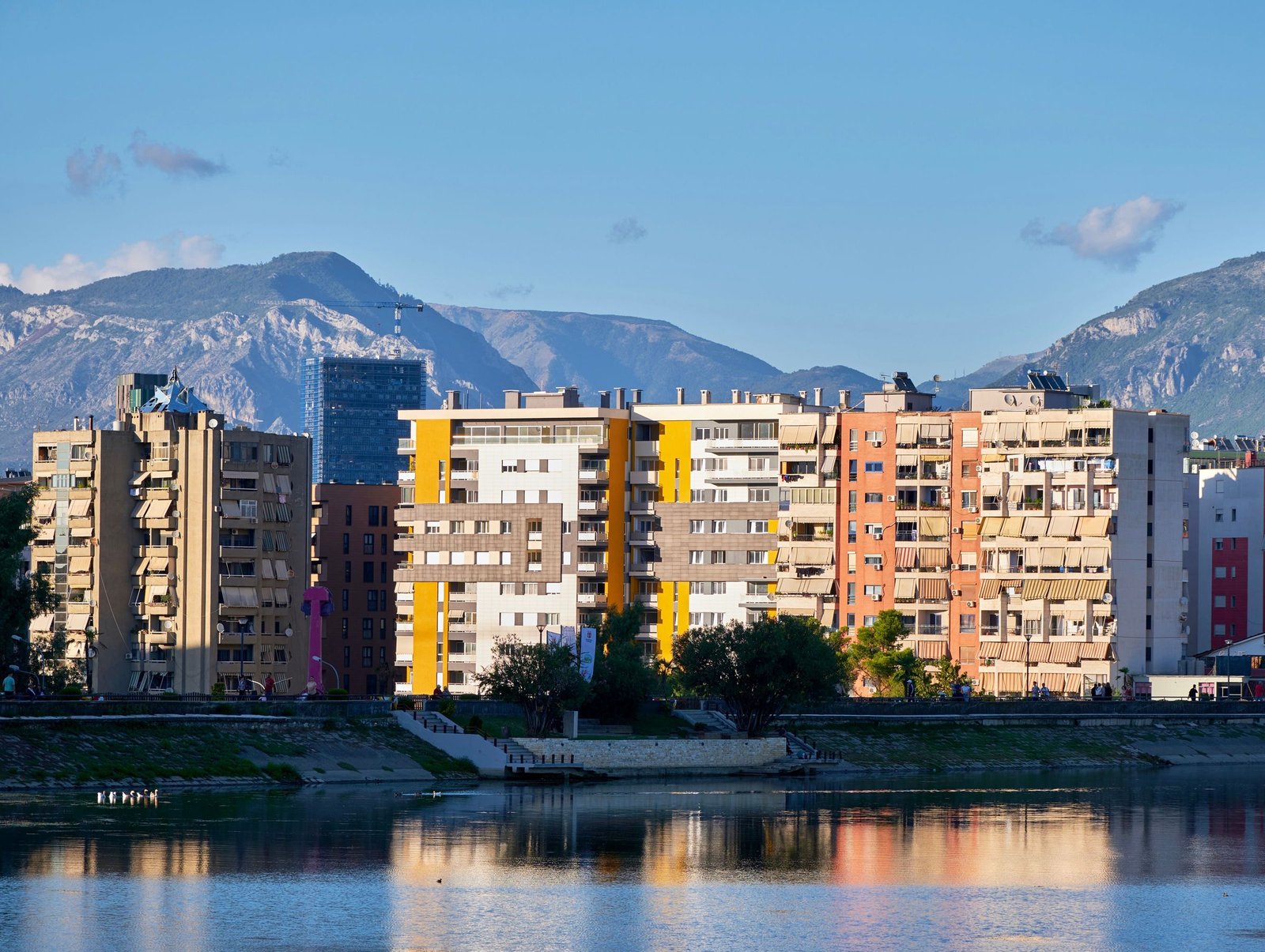 Kleurrijke flats aan het water in Tirana