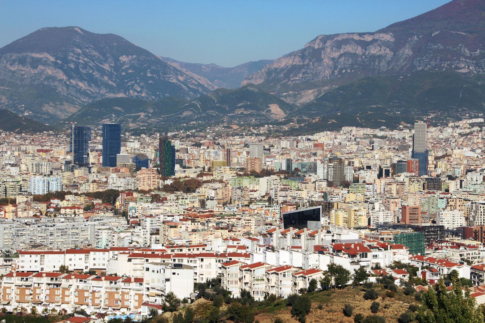 Tirana met de bergen op de achtergrond