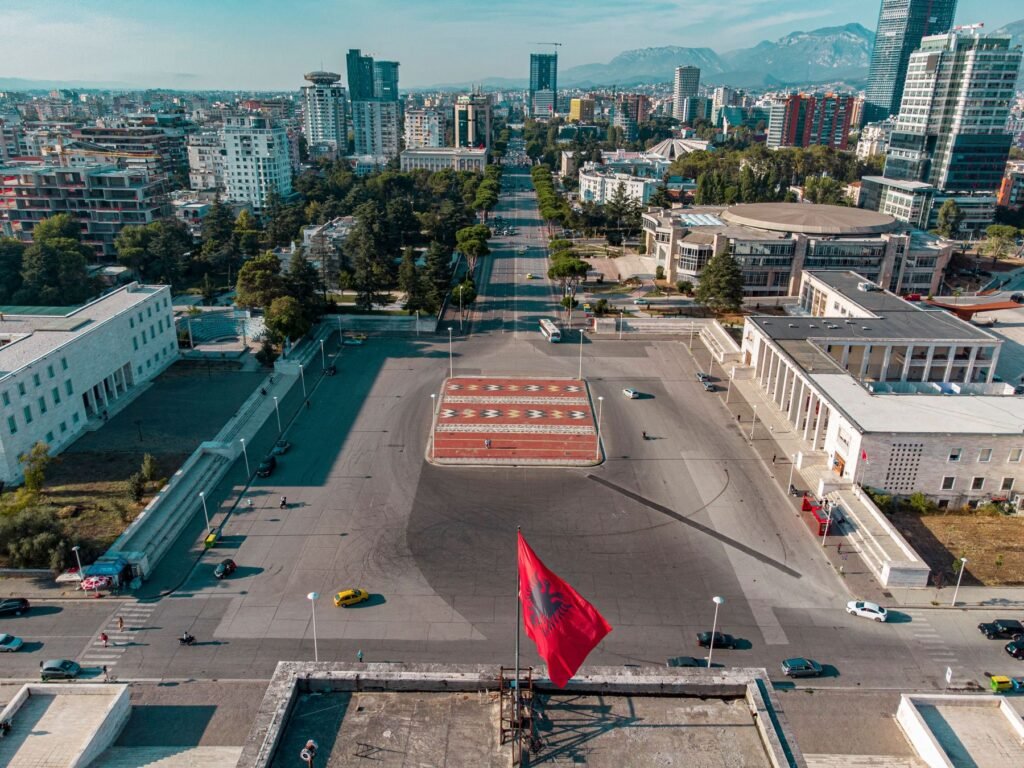 Het Skanderbegplein in Tirana van bovenaf