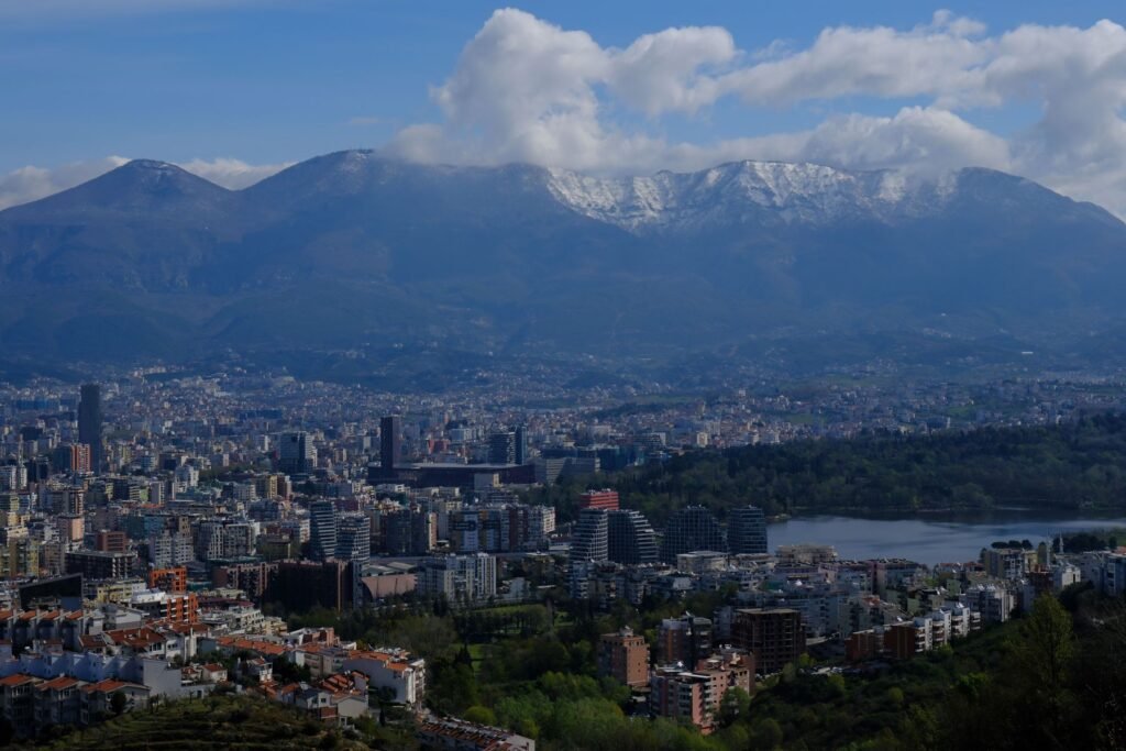 Tirana met de berg Dajti erachter