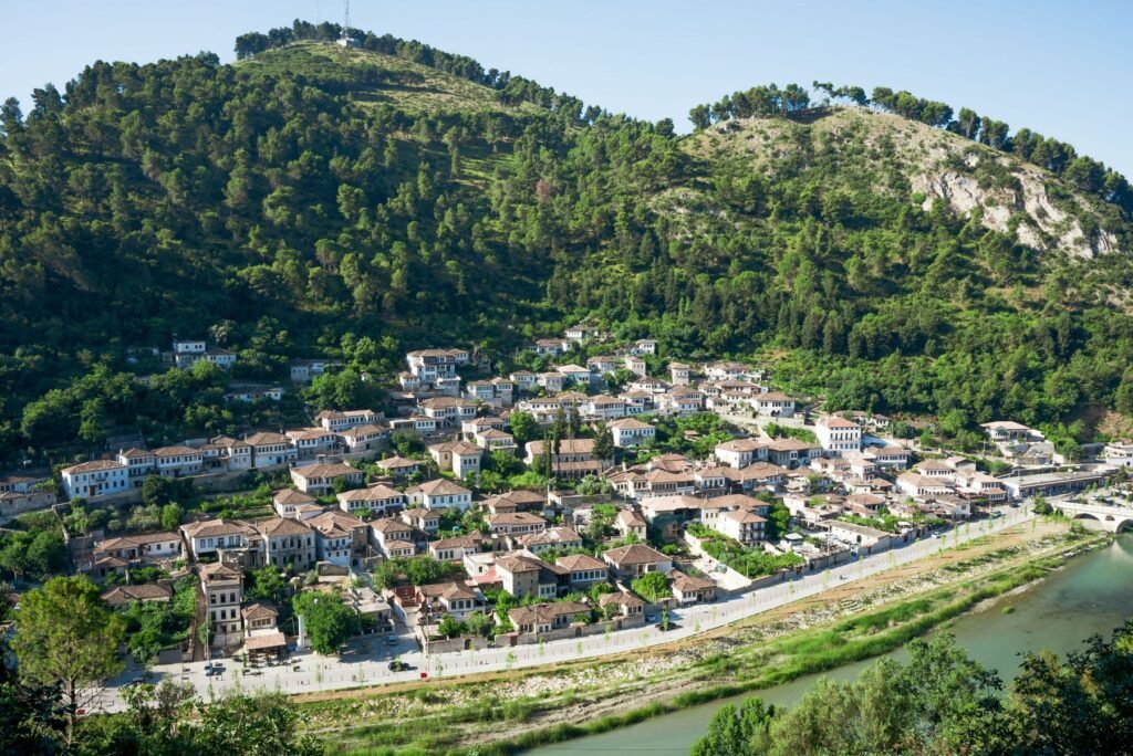 Berat tegen de heuvels, een dagtrip vanuit Tirana