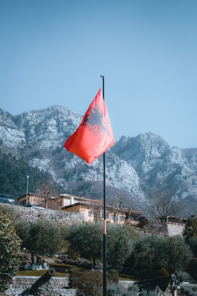 Albanese vlag bij Krujë met bergen