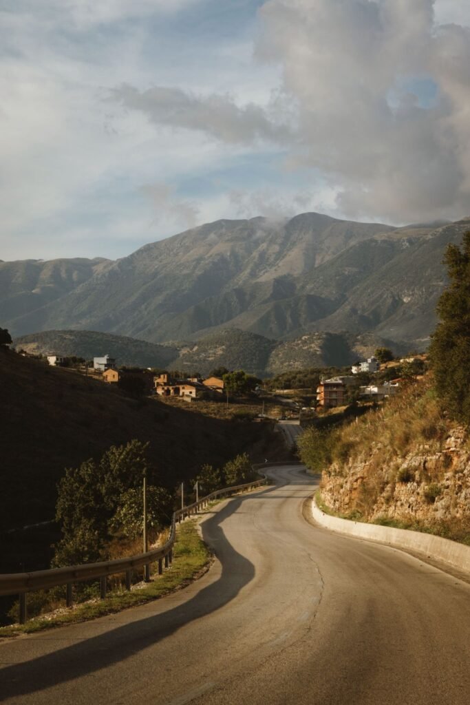 Kronkelende weg bij Orikum in de regio Vlorë