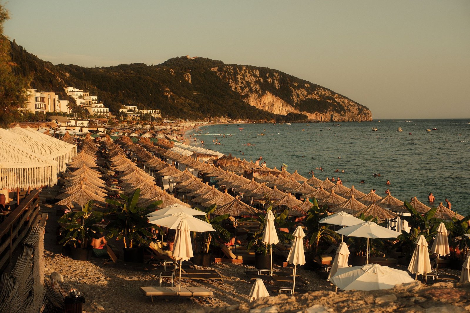 Strand met parasols bij Vlorë