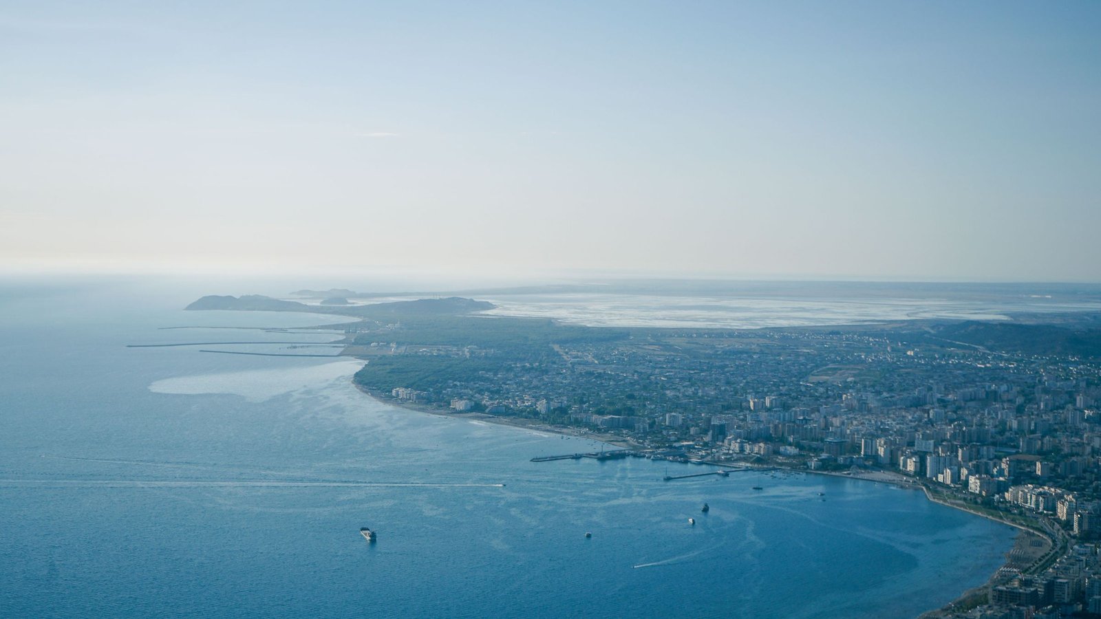 De baai van Vlorë van bovenaf
