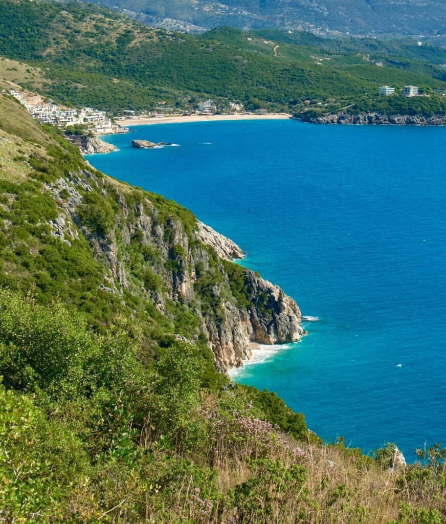 Kliffen aan de kust bij Vlorë