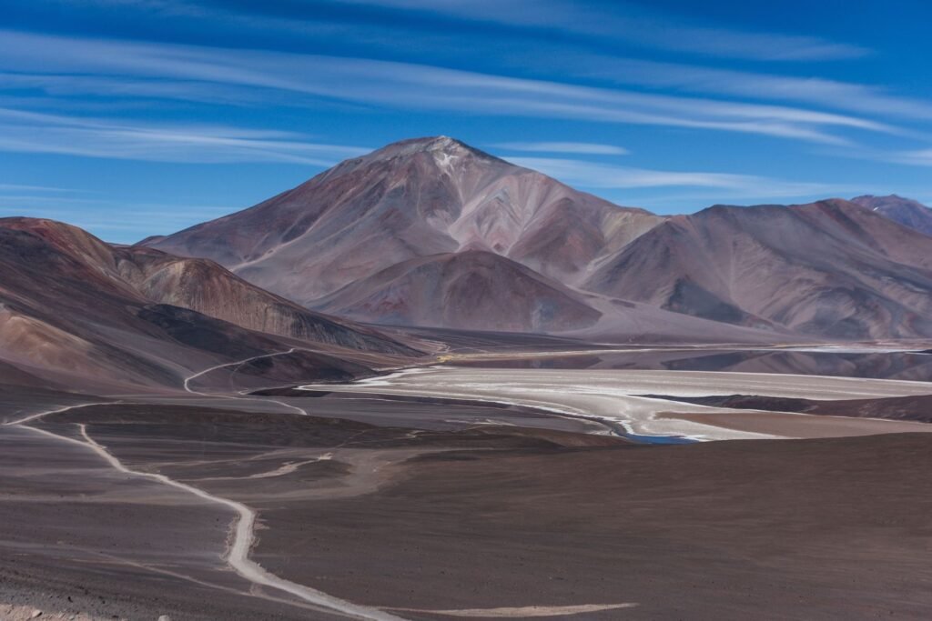 Weg door een droog berglandschap in Argentinië