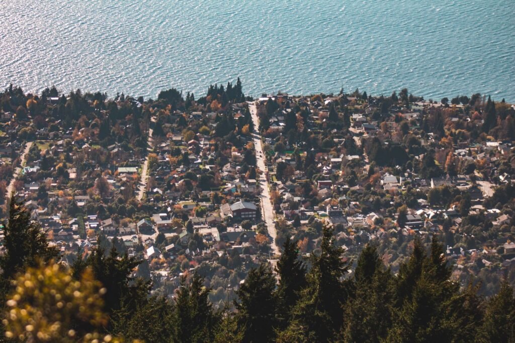 Stenen gebouwen van het Centro Cívico in Bariloche aan het meer