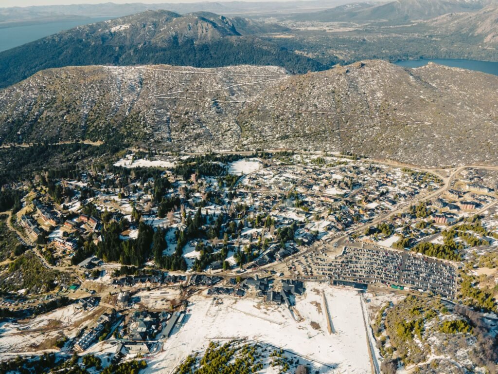 Besneeuwde skipistes op Cerro Catedral met uitzicht op het meer