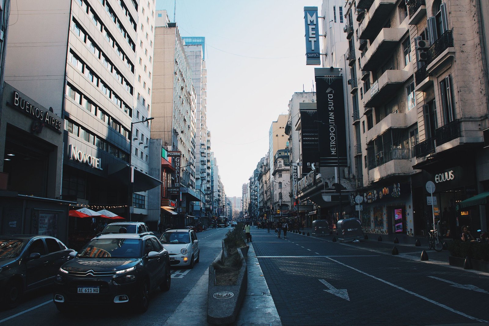 Drukke straat in het centrum van Buenos Aires
