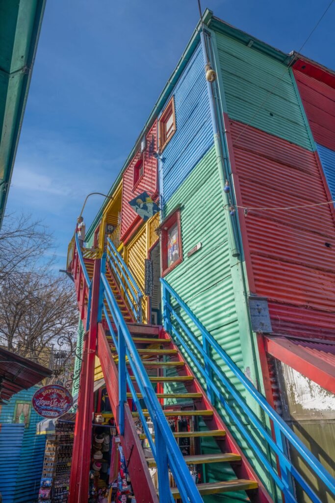 Felgekleurde huizen van golfplaat in de straat Caminito in La Boca