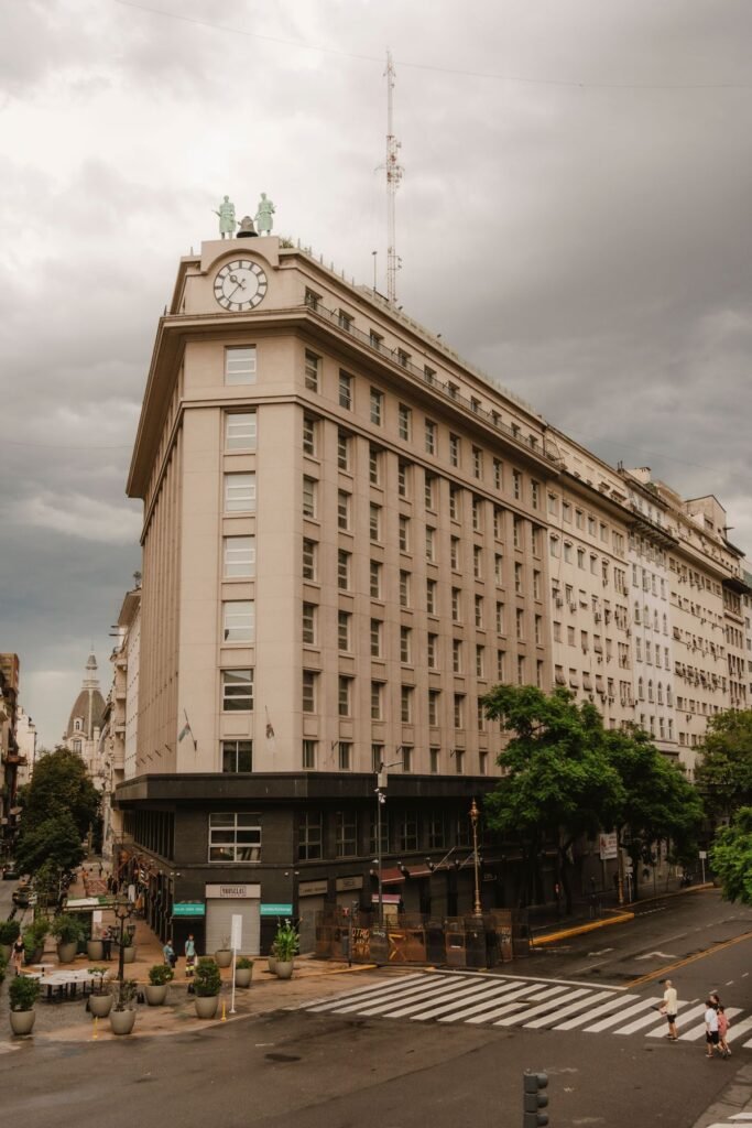 De Obelisco aan de Avenida 9 de Julio in Buenos Aires bij avond