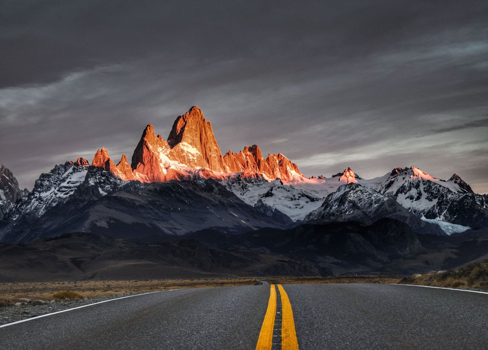 De weg naar El Chaltén met de Fitz Roy bij zonsopkomst