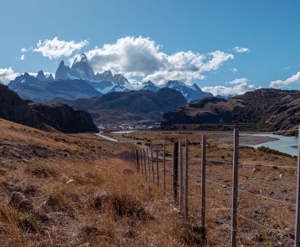 Gletsjermeer Laguna Torre met ijsschotsen en de Cerro Torre op de achtergrond