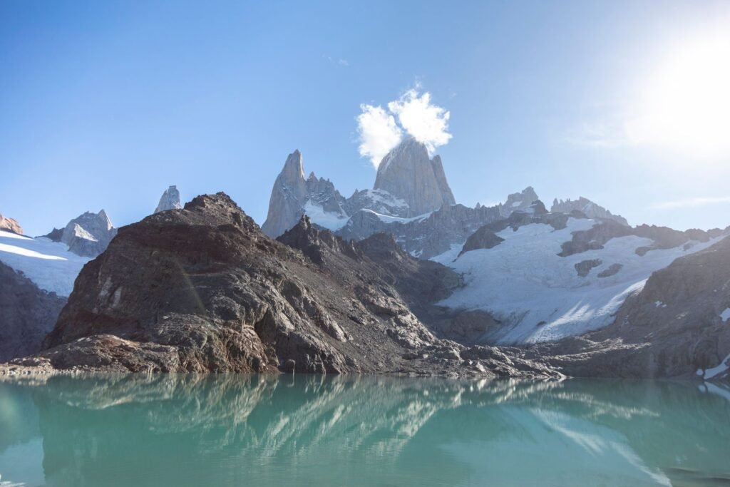 Herfstkleurig beukenbos langs een wandelpad in Patagonië met bergen op de achtergrond