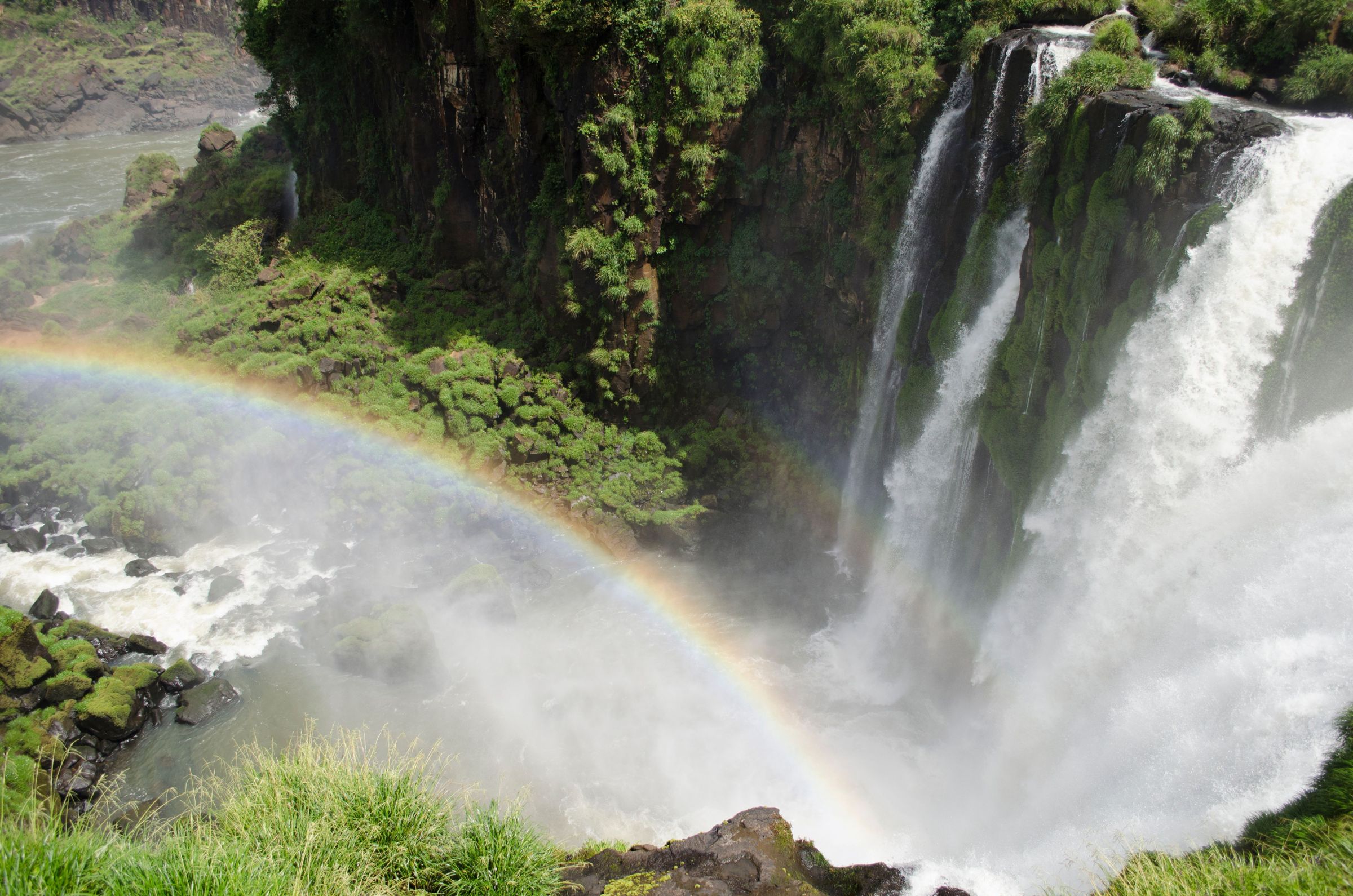 Regenboog in de nevel van de Iguazú-watervallen