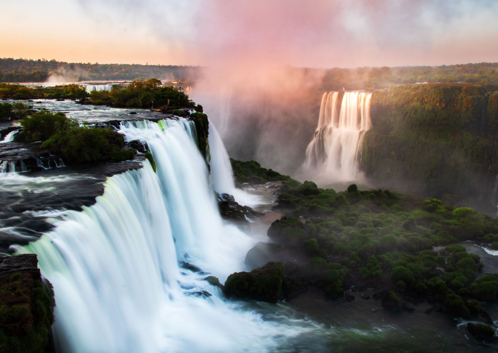 De Iguazú-watervallen bij zonsondergang