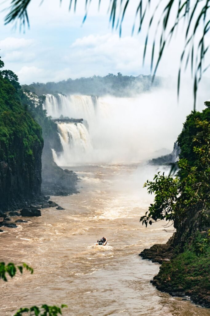 Bruin rivierwater dat bij hoog water over de vallen van Iguazú stort