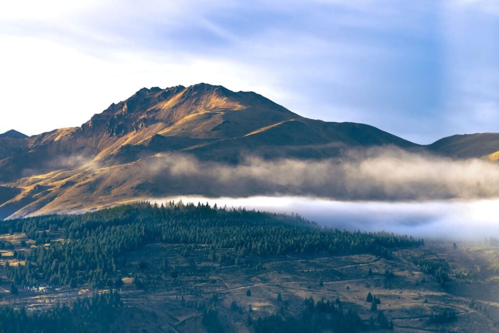 Gekleurde bergwanden in een kloof in het noordwesten van Argentinië