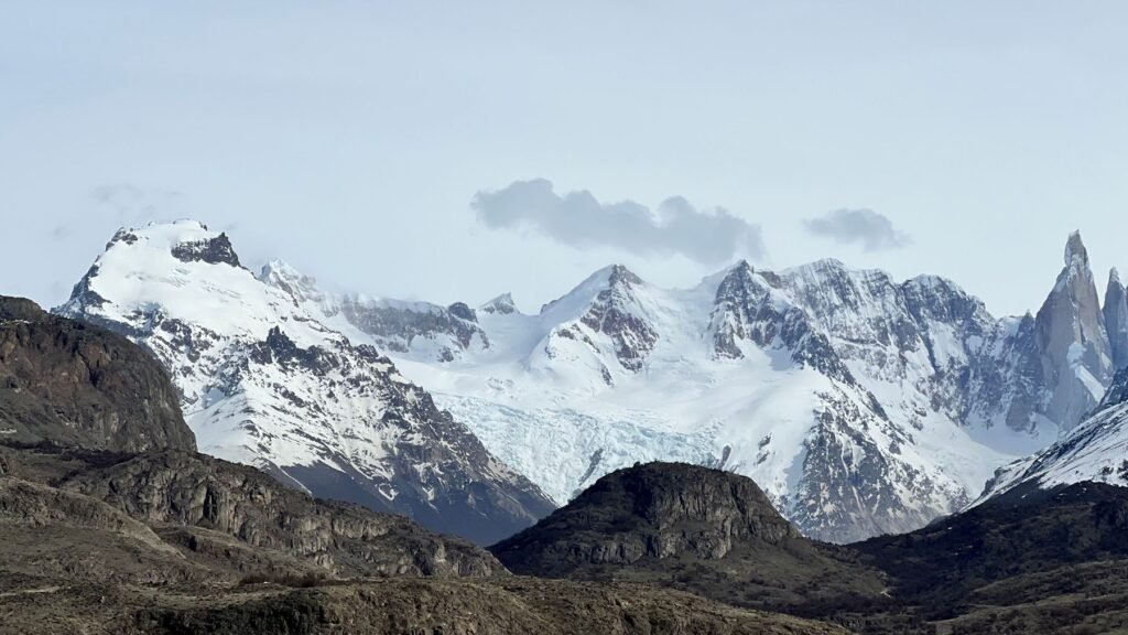 Winderige steppe in Patagonië met een meer en zware wolken