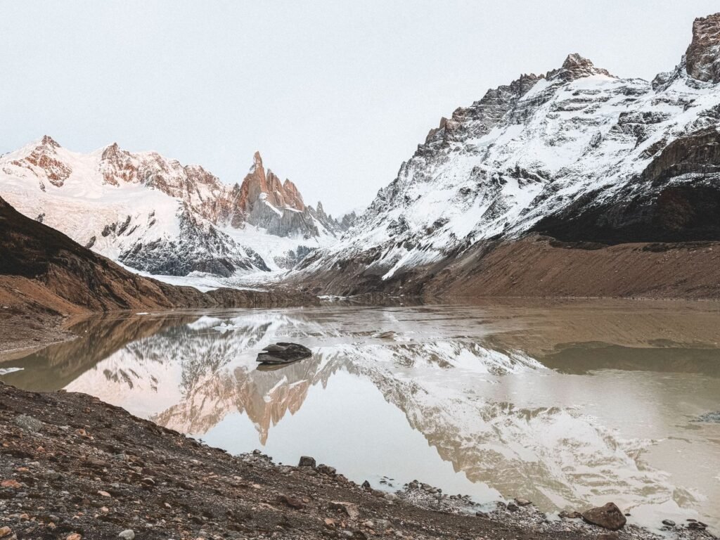 Turquoise water van het Lago Argentino met drijvende ijsschotsen