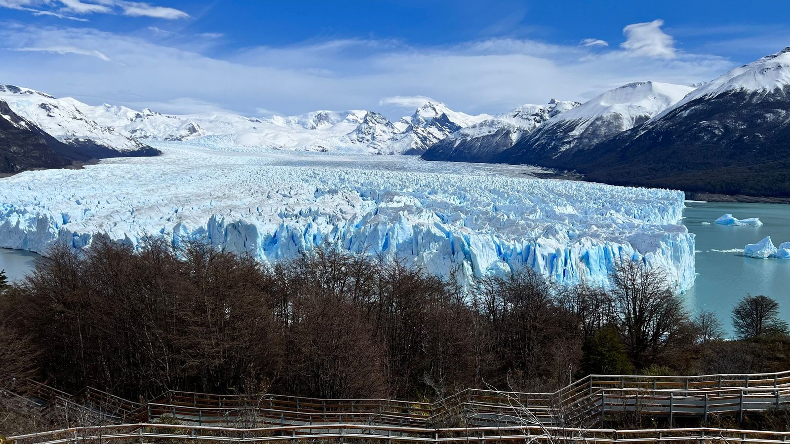 De Perito Moreno-gletsjer met de Andes erachter