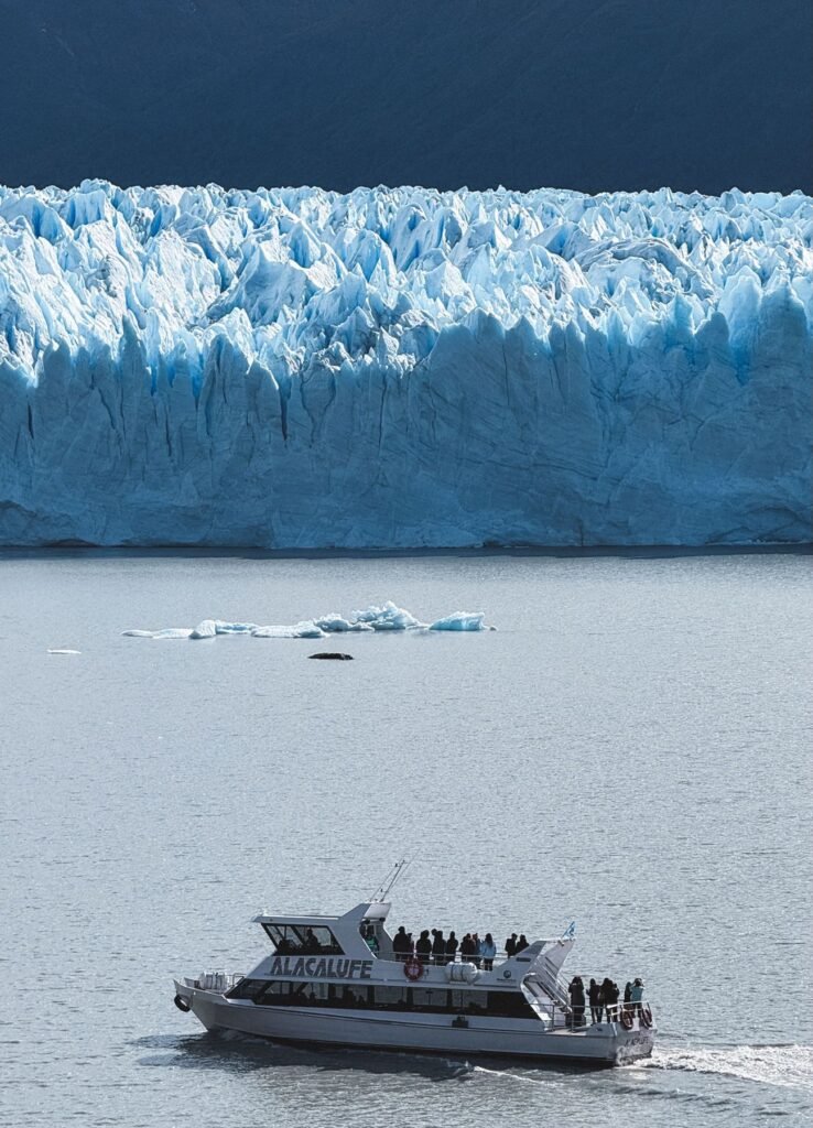 Boot op het Lago Argentino voor de ijswand van een gletsjer