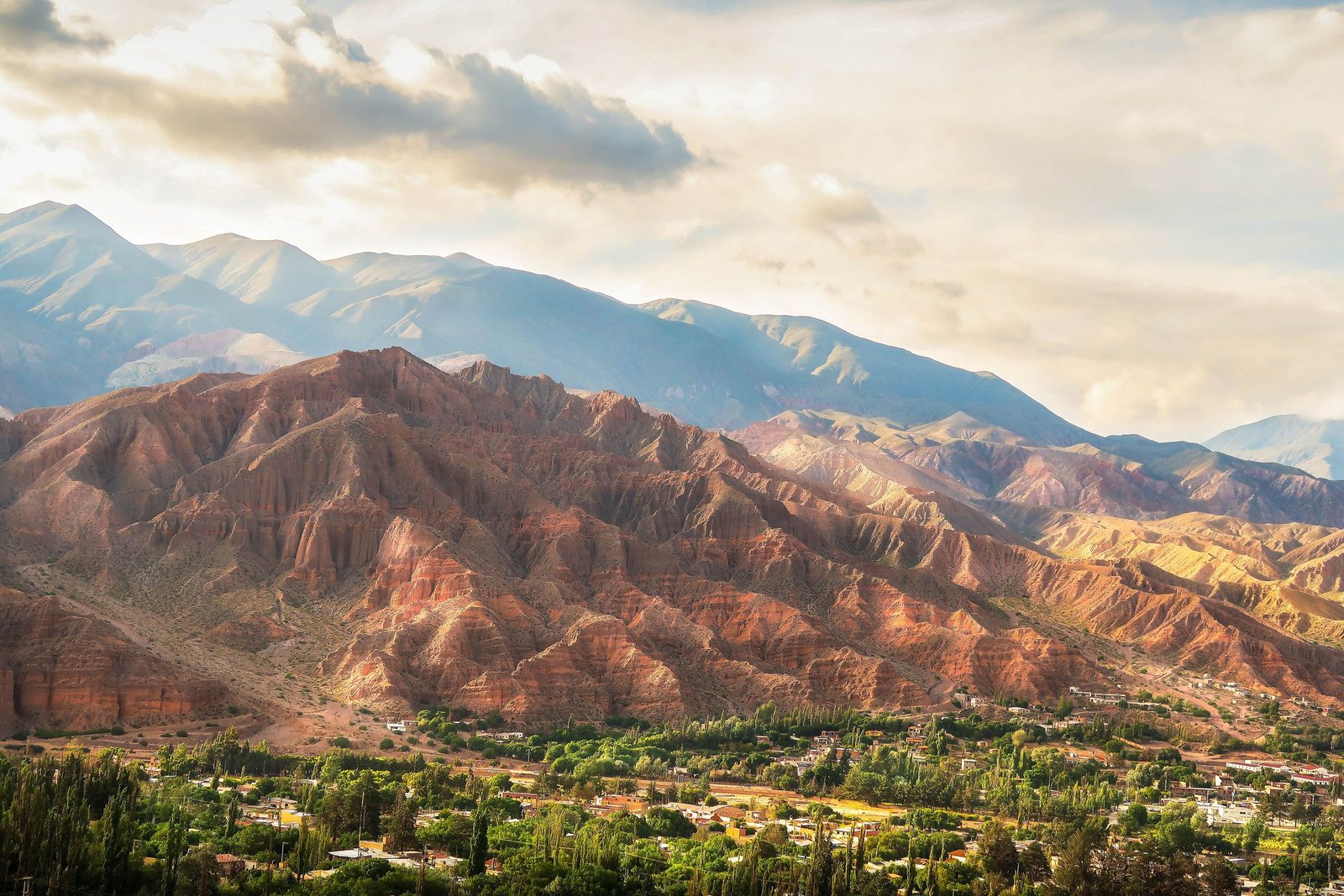 Gekleurde bergen in de Quebrada de Humahuaca