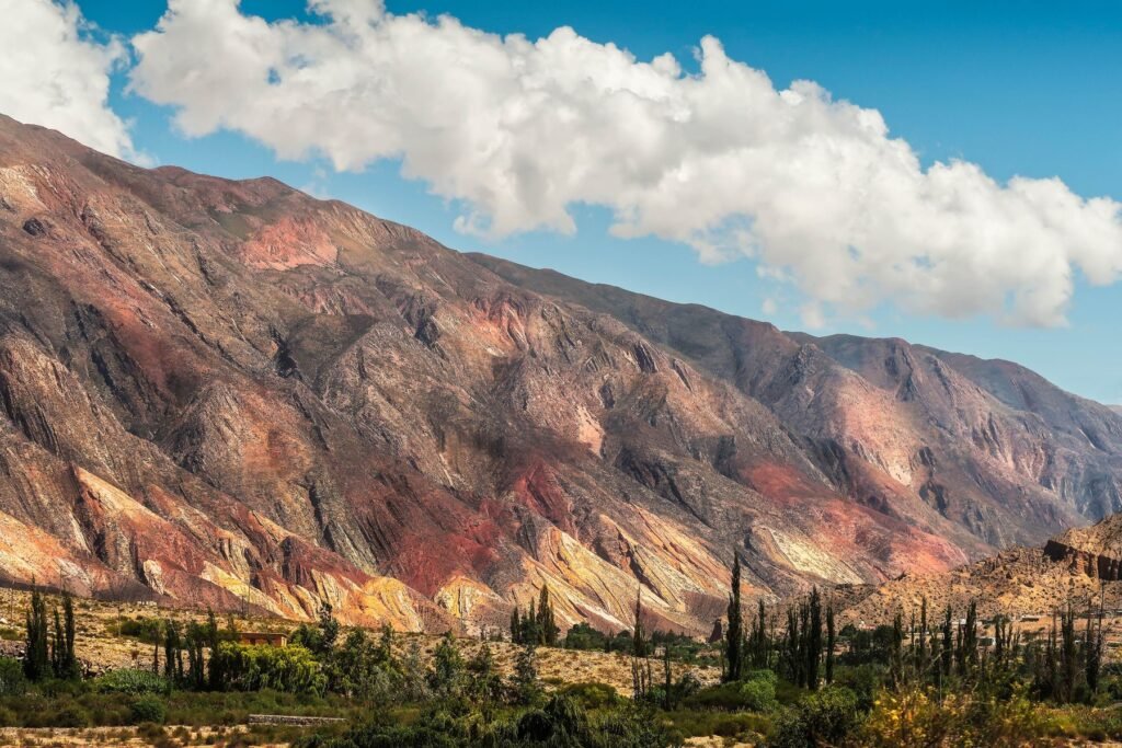 Gekleurde bergwanden in de Quebrada de Humahuaca in het noordwesten van Argentinië